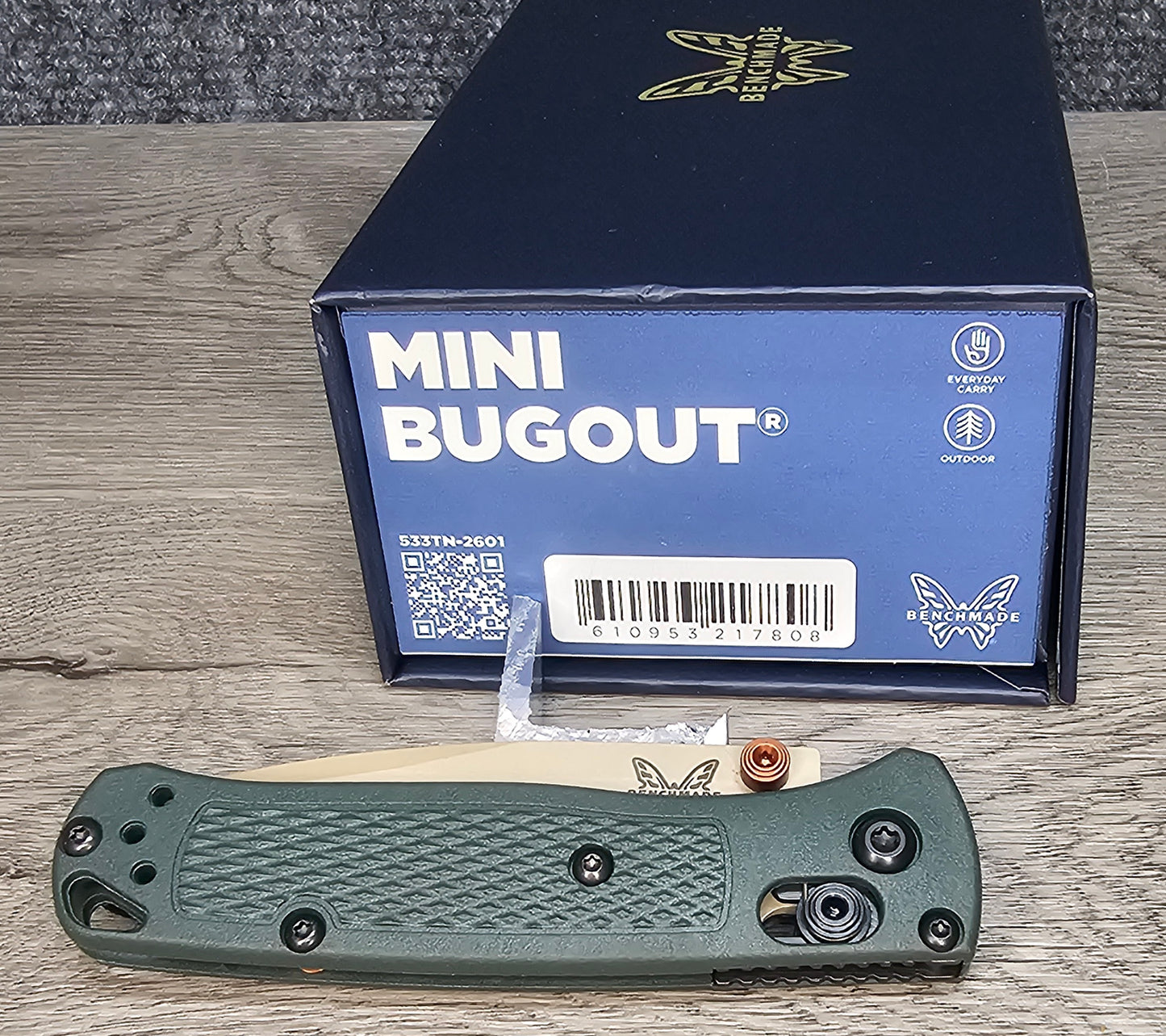 B-USA 533TN-2601 MIN* BUGO*T TAIGA GREEN MADE on a BENCH in Oregon