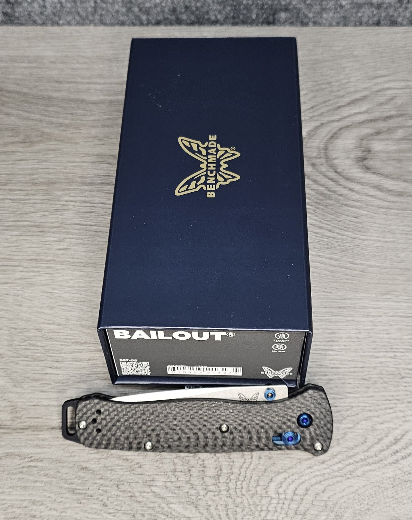 B-USA 537-09 BA*LOUT CARBON FIBER W/ BLUE ACCENTS TANTO MADE on a BENCH in Oregon