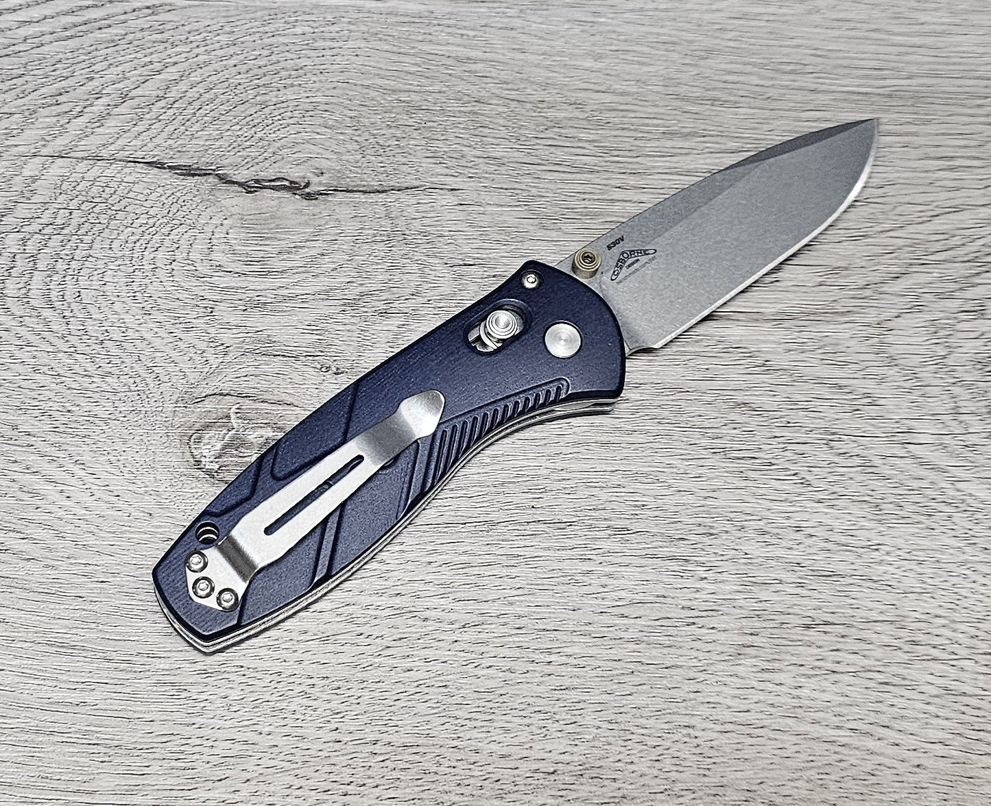 B-USA 585-03 M*NI BARRAGE BLUE CANYON MADE on a BENCH in Oregon