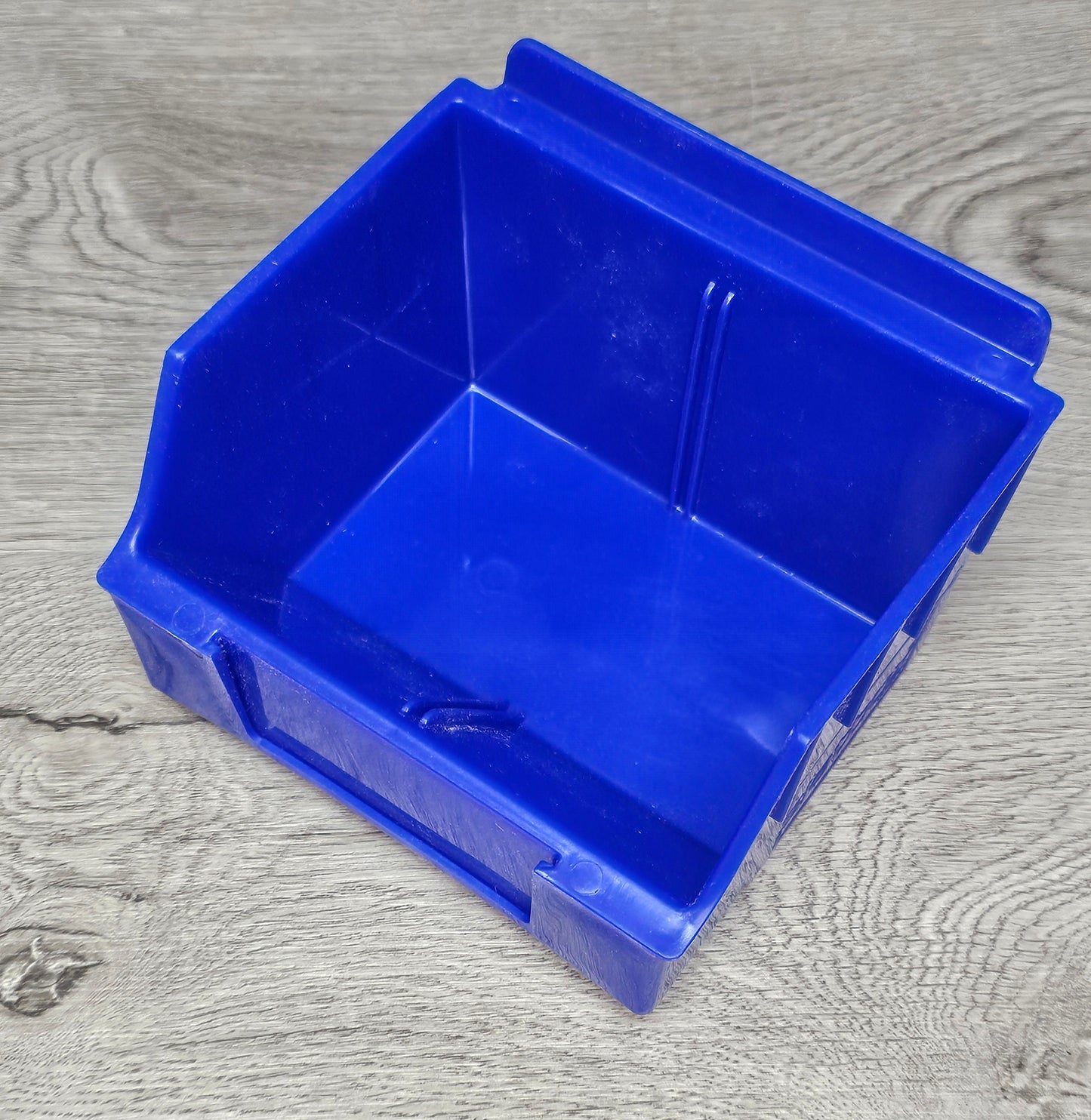 BLUE PLASTIC BOX "STANDARD" FOR SLATWALL & PEGBOARD (W/ ADAPTER NOT INCLUDED) 4.65"d x 5.5"w x 3.35"h # SW-SB55 BLU