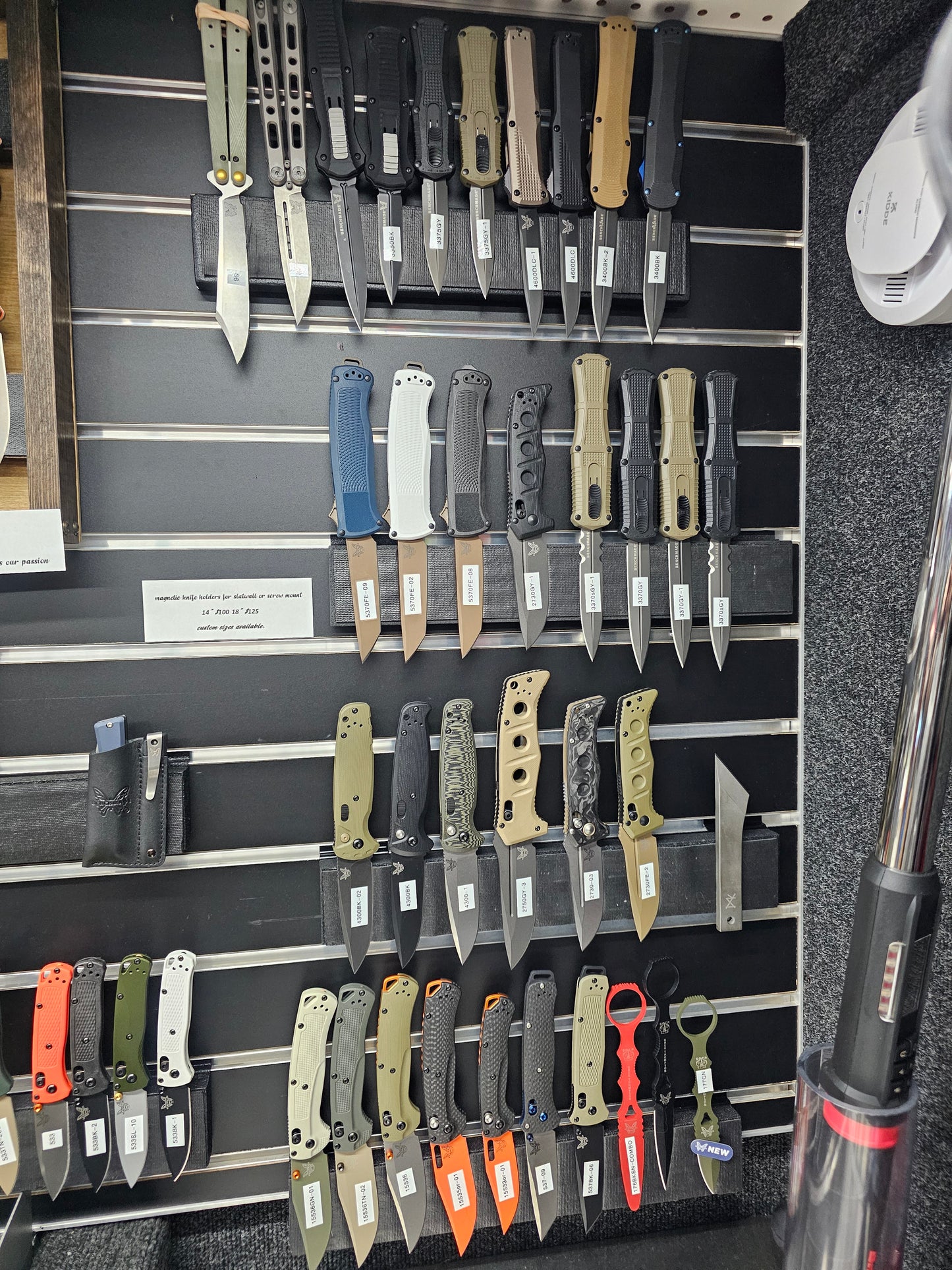18" MAGNETIC KNIFE STAND for slatwall