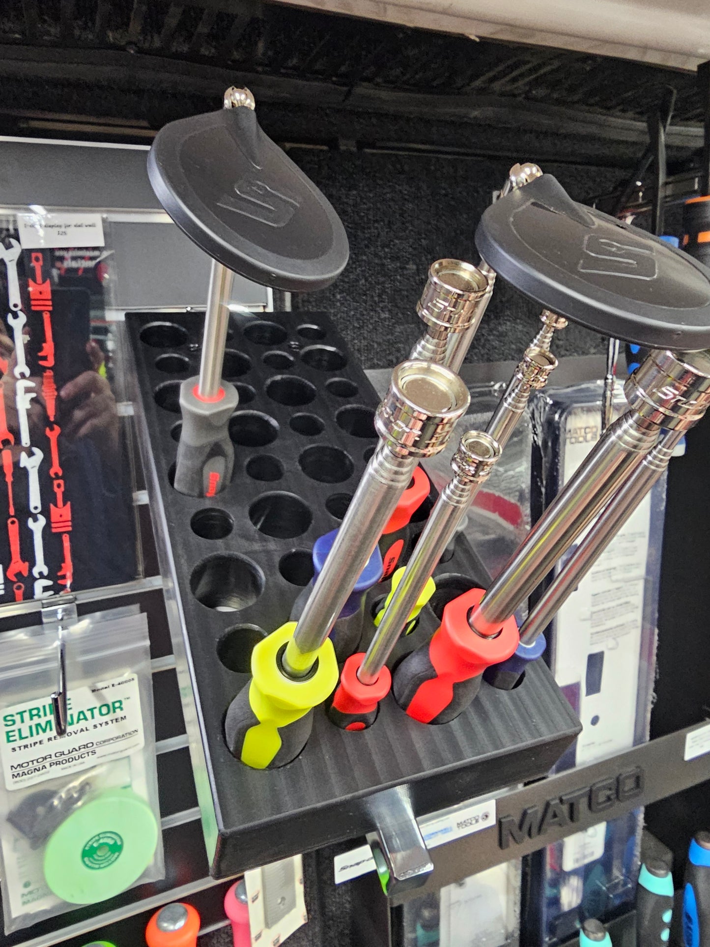 SNAPPY SCREWRIVER HANDLE MAGNET & MIRROR HOLDER WATERFALL WITH 5 HOOKS Screws to carpeted wall