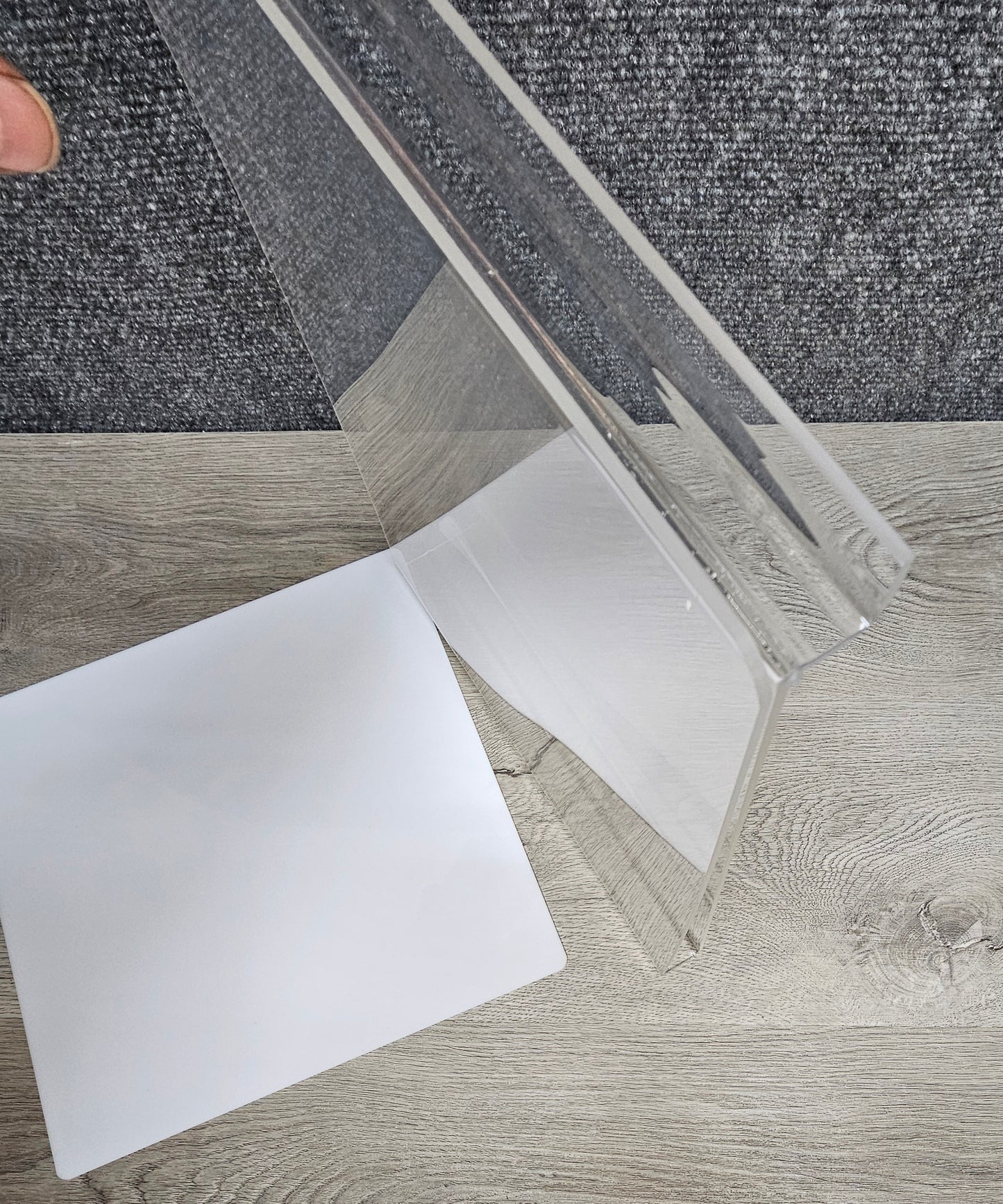 T- SHIRT HOLDER FOR SLATWALL