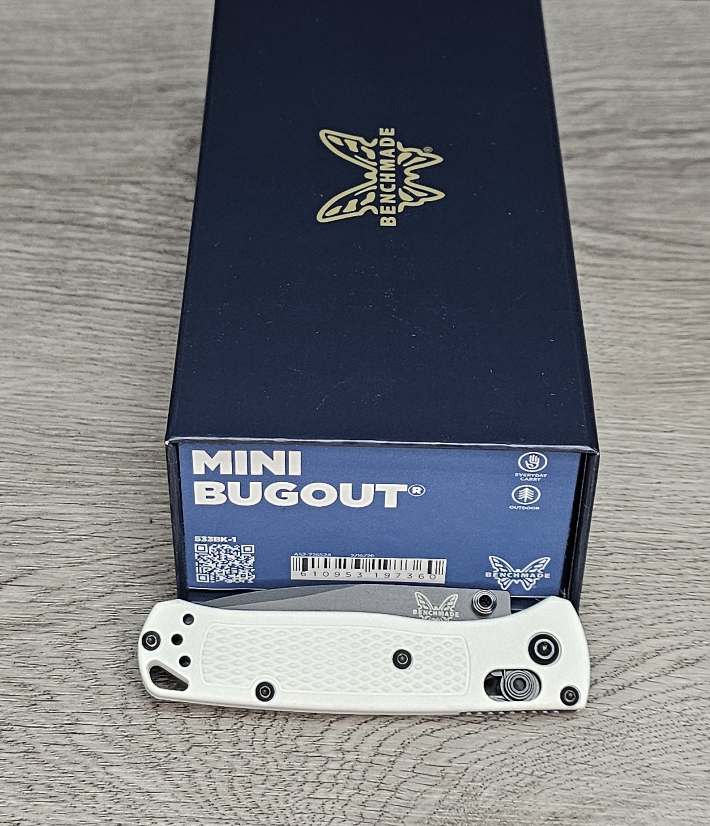 B-USA 533-BK-1  MIN*  BUGO*T  WHITE  MADE on a BENCH in Oregon
