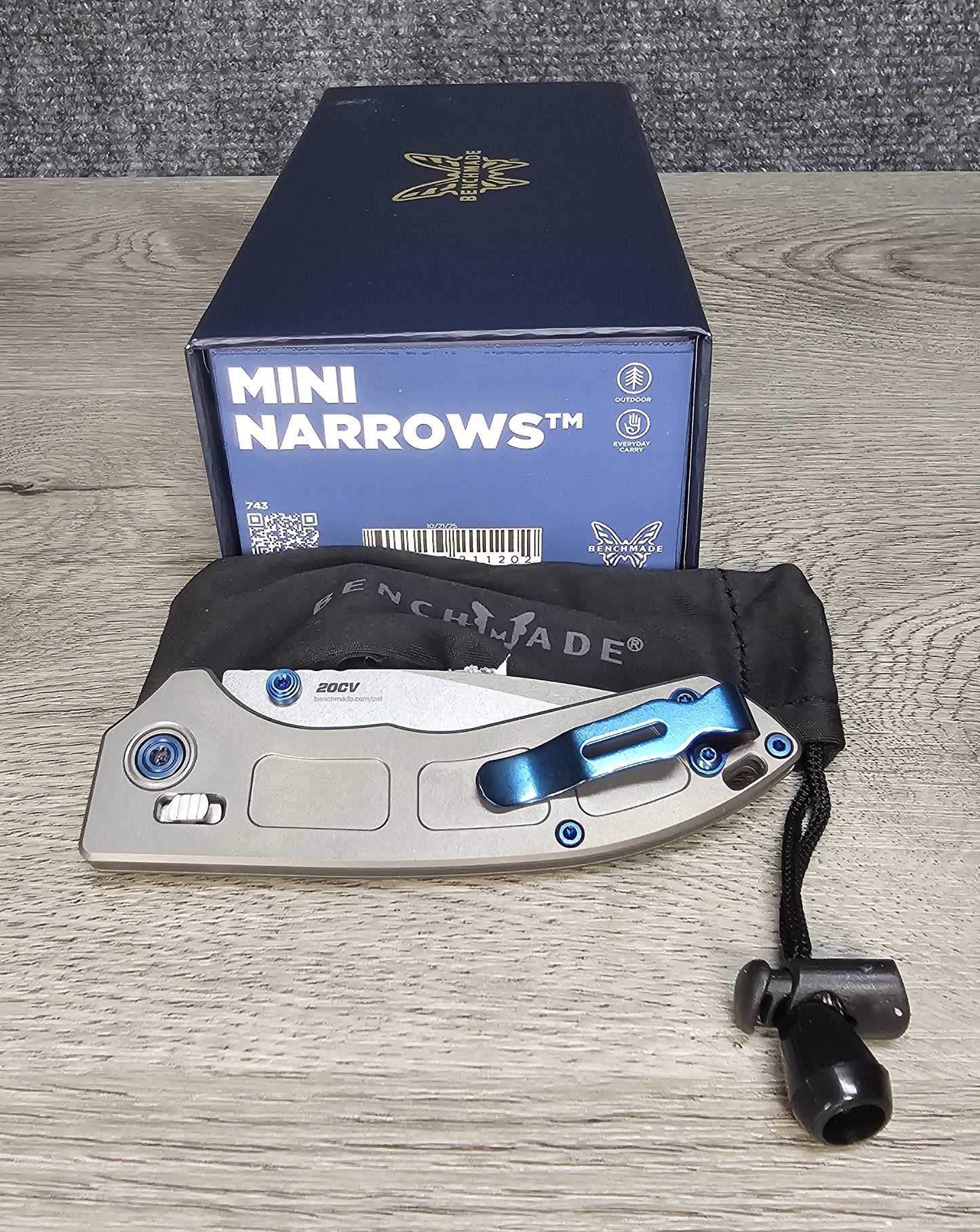 B-USA 743 MIN* NAR*OWS GRAY TITANIUM BLUE ACCENTS FOLDING KNIFE MADE on a BENCH in Oregon