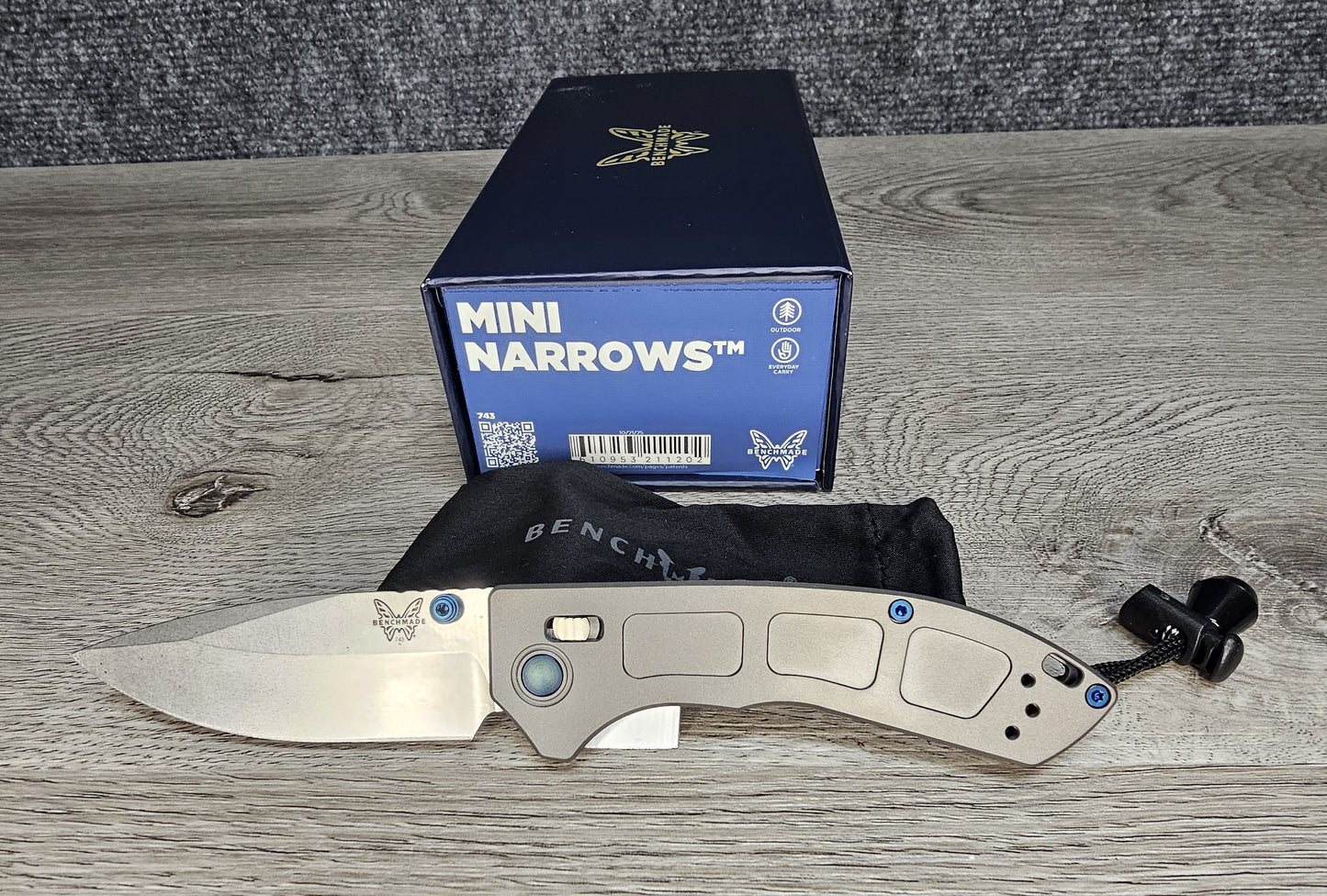 B-USA 743 MIN* NAR*OWS GRAY TITANIUM BLUE ACCENTS FOLDING KNIFE MADE on a BENCH in Oregon