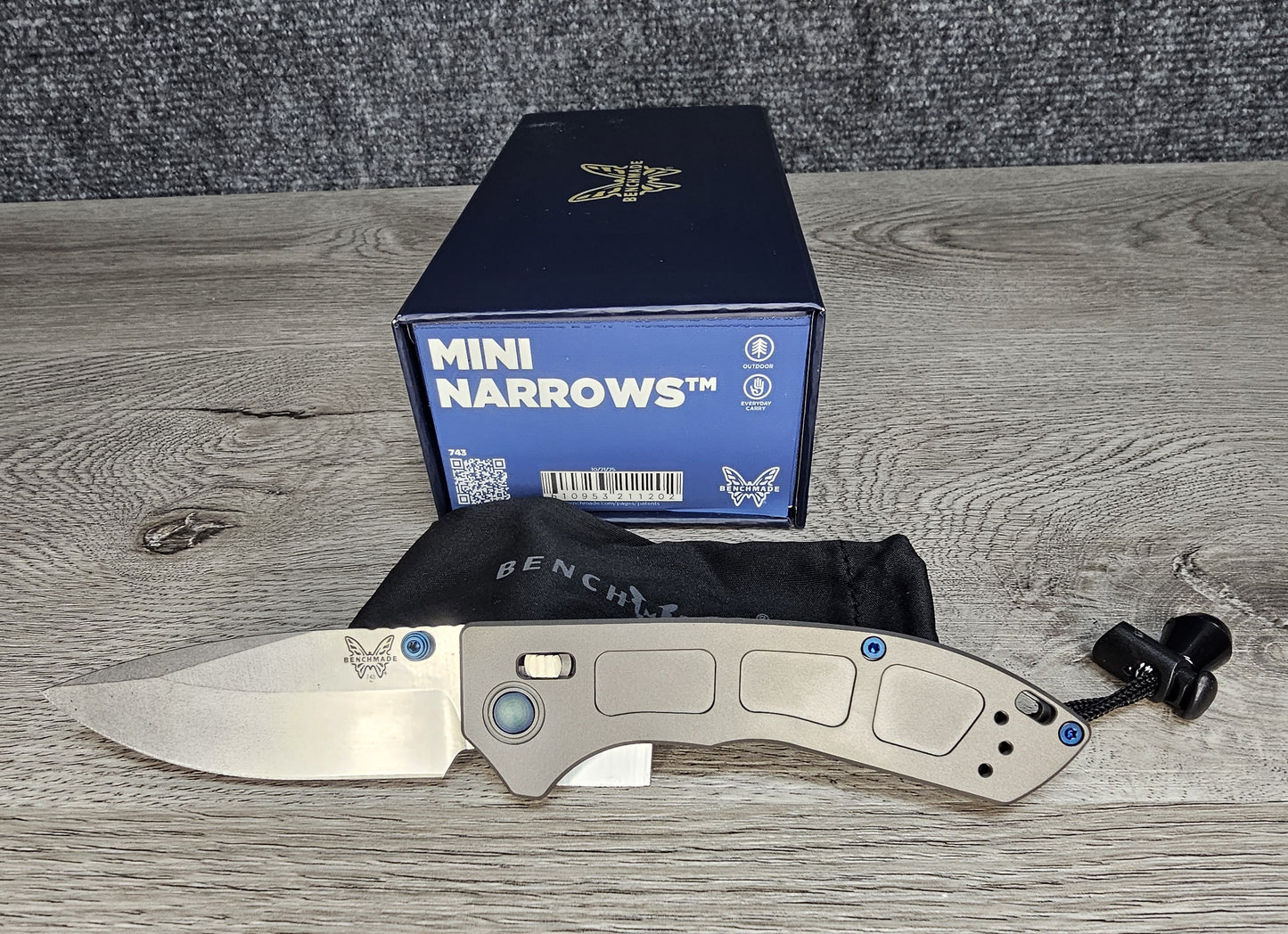 B-USA 743 MIN* NAR*OWS GRAY TITANIUM BLUE ACCENTS FOLDING KNIFE MADE on a BENCH in Oregon