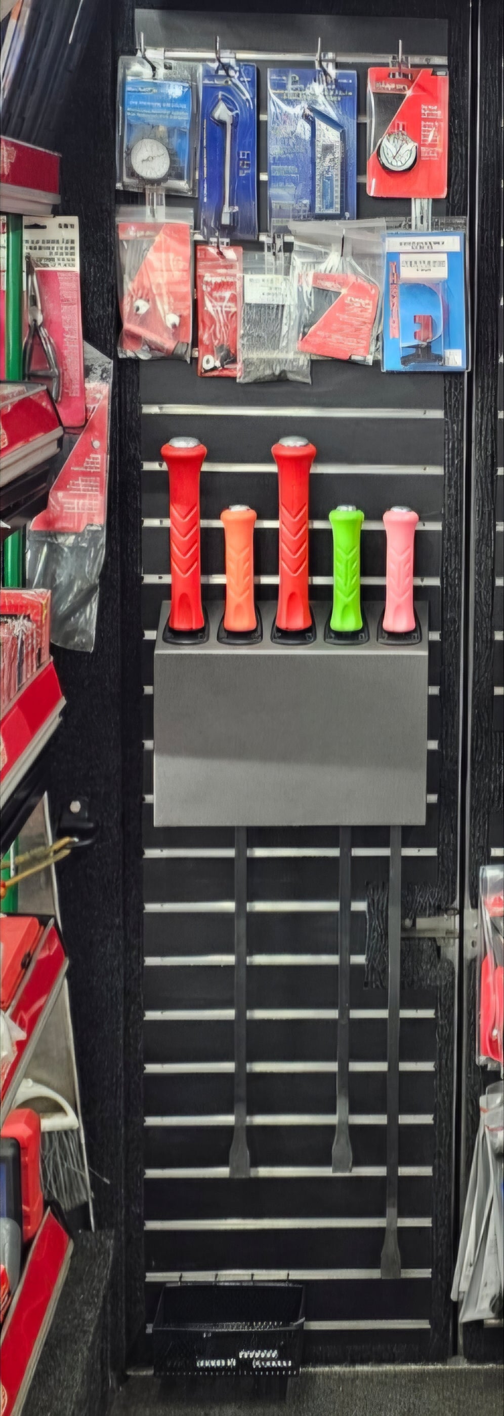 ESSENTIAL LONG PRY BAR HOLDER FOR SNAP-ON 24"-42" PRY BARS SLATWALL MOUNT (EPBL-SW)