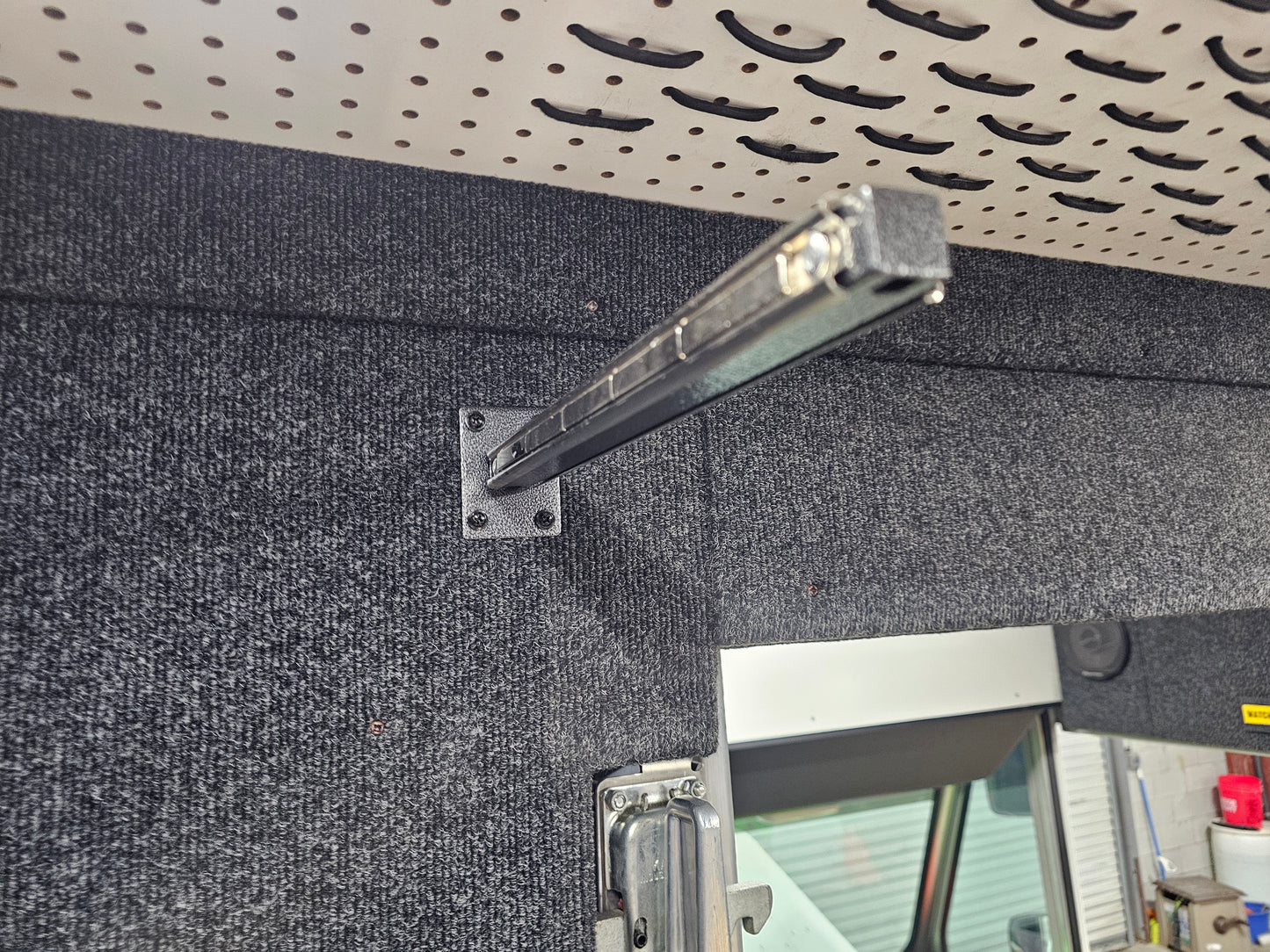 ESSENTIAL MAGNETIC TREE. Screw  in mount for wall or ceiling #SC-MT