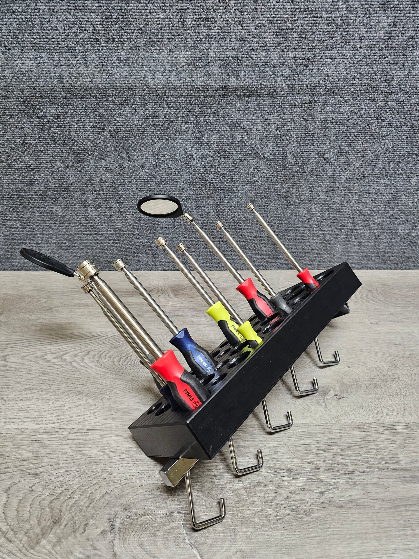 SNAPPY SCREWRIVER HANDLE MAGNET & MIRROR HOLDER WATERFALL WITH 5 HOOKS  Screws to carpeted wall