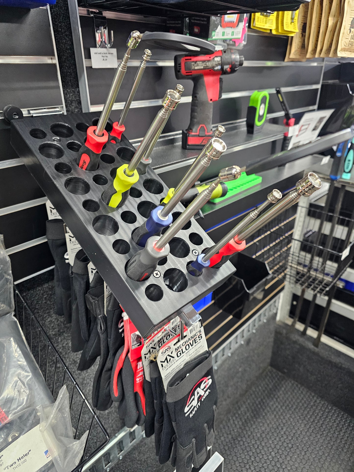 SNAPPY SCREWRIVER HANDLE MAGNET & MIRROR HOLDER WATERFALL WITH 5 HOOKS  Screws to carpeted wall