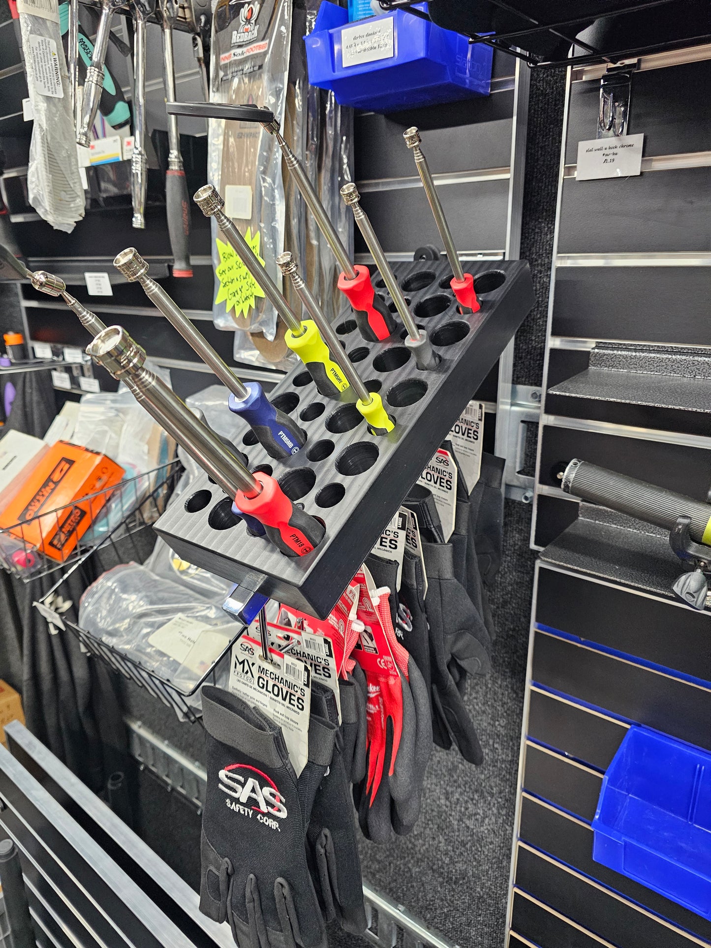 SNAPPY SCREWRIVER HANDLE MAGNET & MIRROR HOLDER WATERFALL WITH 5 HOOKS  Screws to carpeted wall