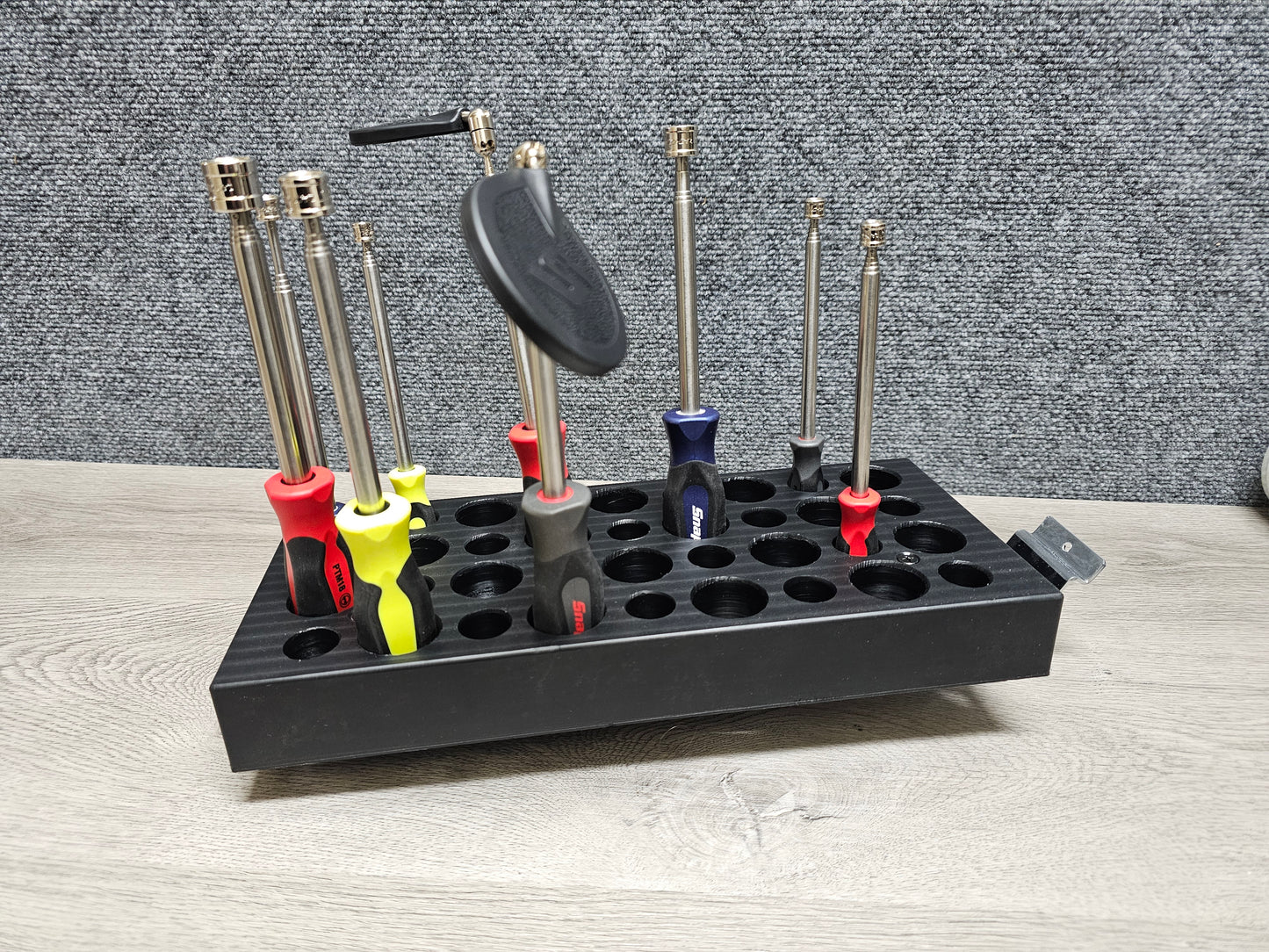 SNAPPY SCREWRIVER HANDLE MAGNET & MIRROR HOLDER WATERFALL WITH 5 HOOKS  Screws to carpeted wall