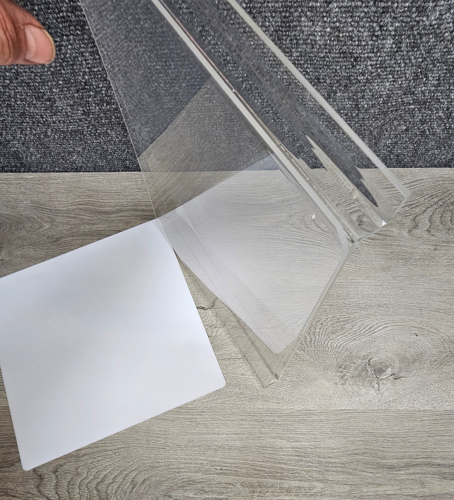 T- SHIRT HOLDER FOR SLATWALL