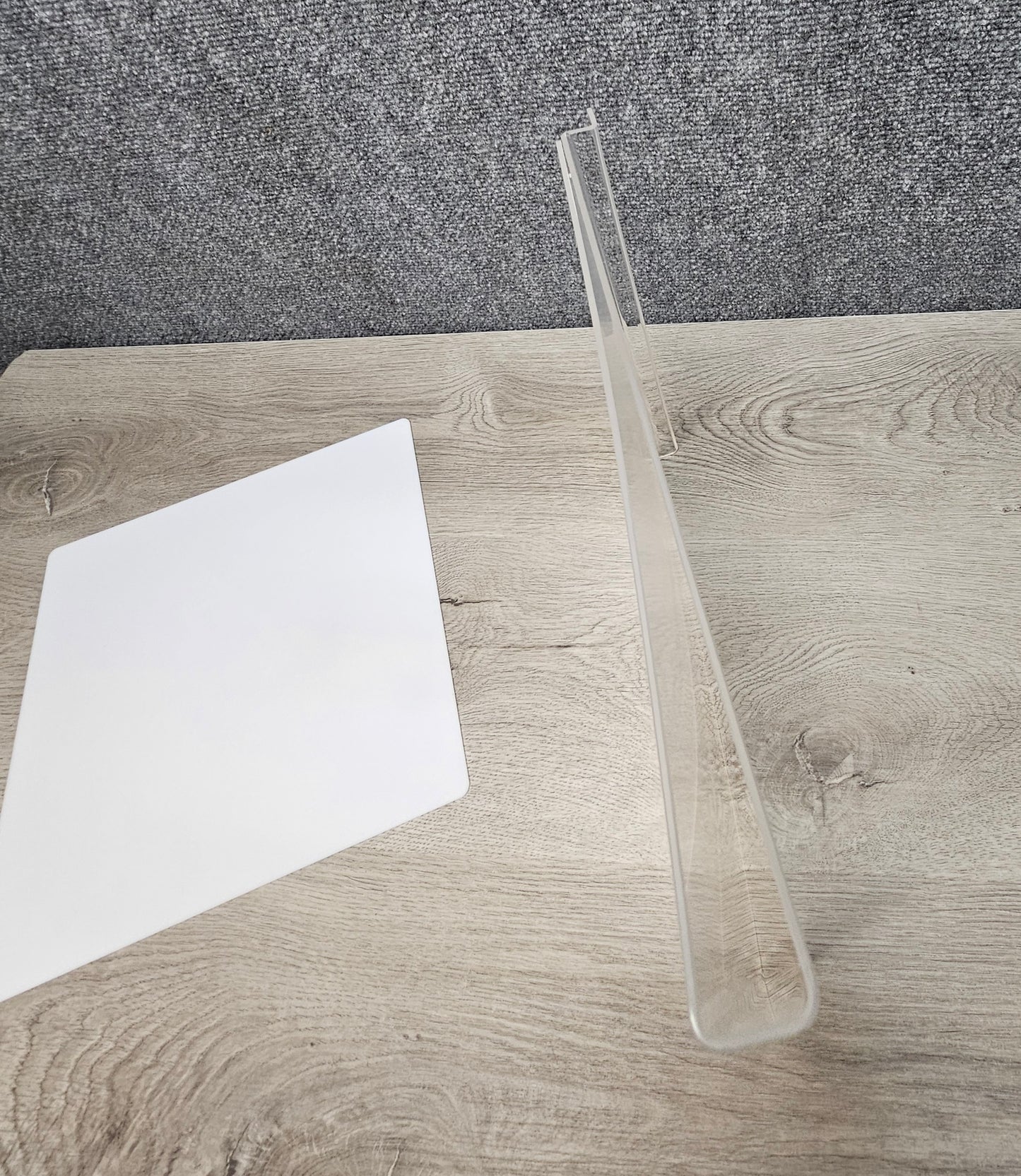 T- SHIRT HOLDER FOR SLATWALL